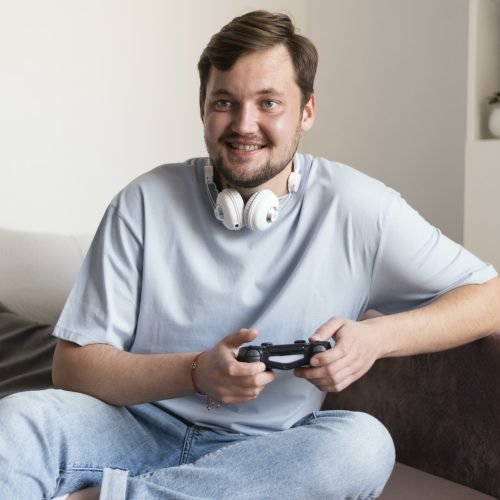 medium-shot-smiley-man-with-controller